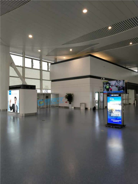 【现场实拍】:    银川机场中第2台e500吸烟室的安装位置