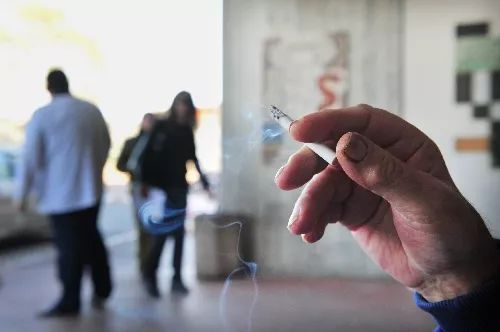 商场吸烟室过于简陋成被告，吸烟室该如何设计？
